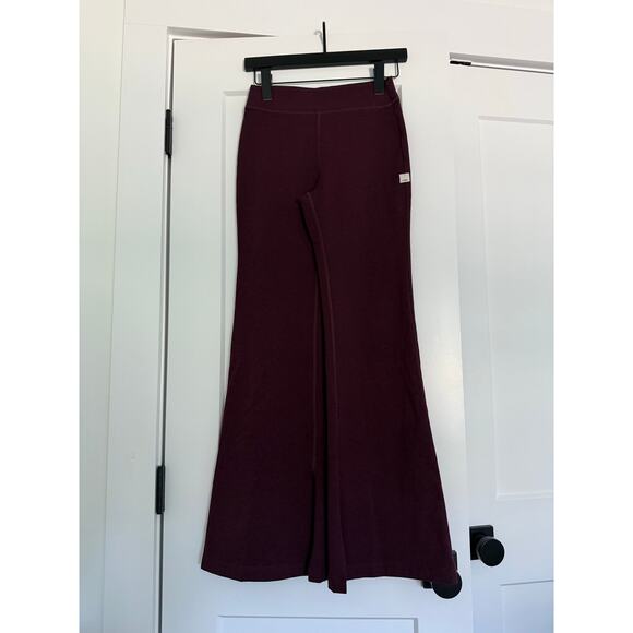 $118 Vuori Granite Burgundy High Waist Flare Leggings - Small - Picture 6 of 7